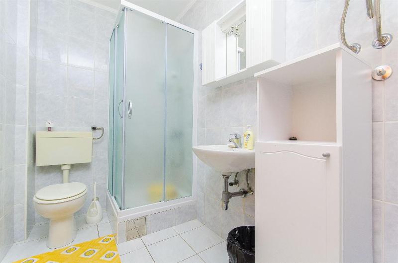 One-Bedroom Apartment image 2