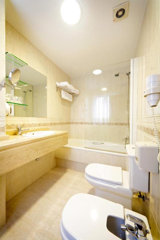 Twin Room image 2