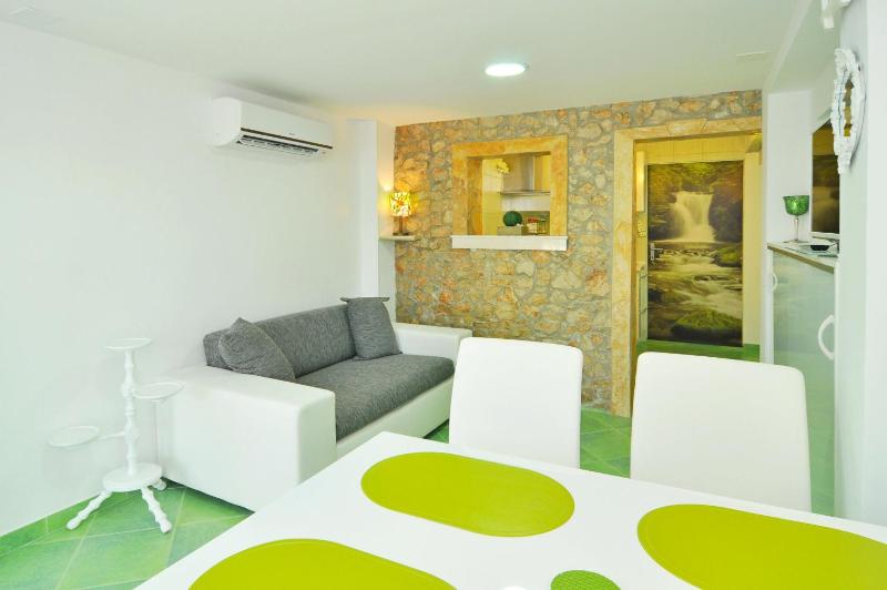 One-Bedroom Apartment image 4