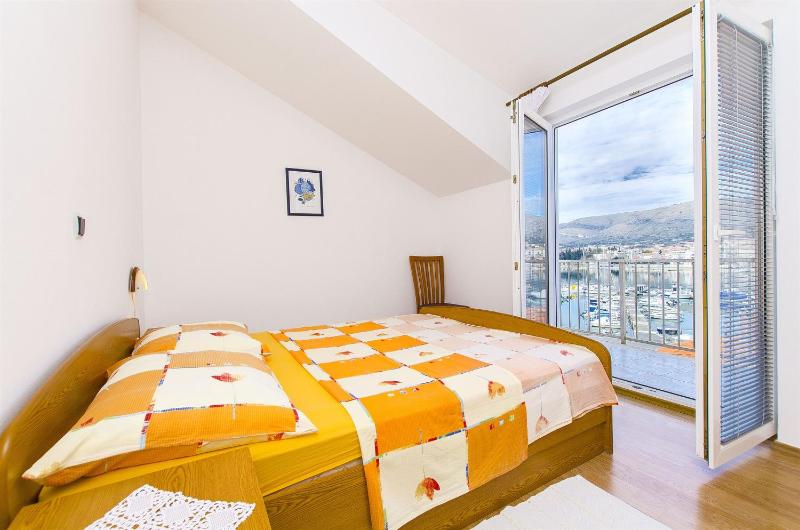 One-Bedroom Apartment image 3