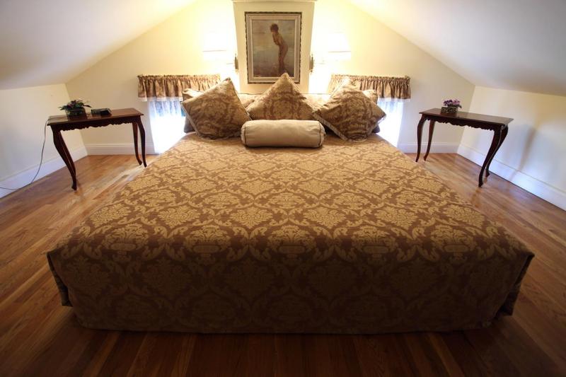 Premier King Room image 4