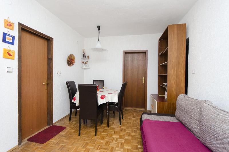 One-Bedroom Apartment image 4