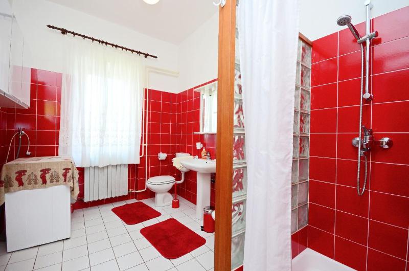 One-Bedroom Apartment image 3
