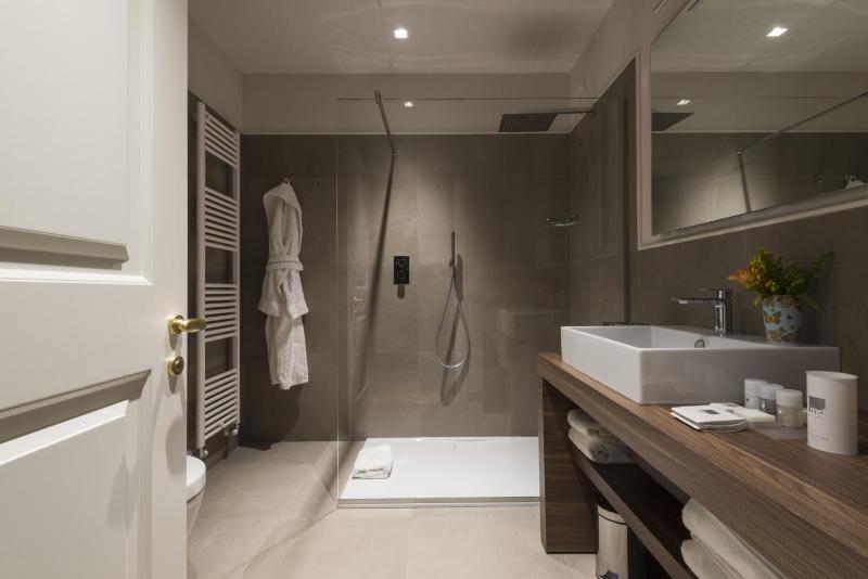 Deluxe King Room image 4
