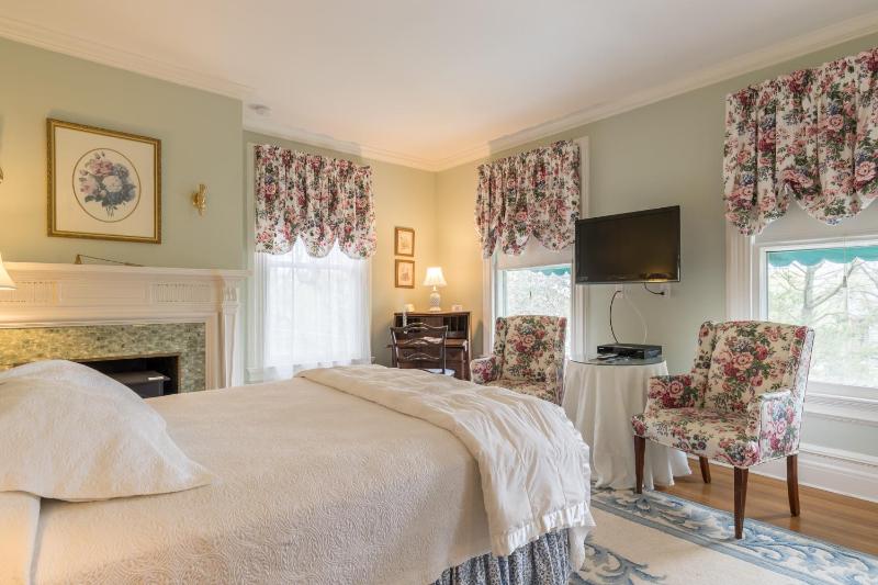 Premium Queen Room - Top Floor image 1