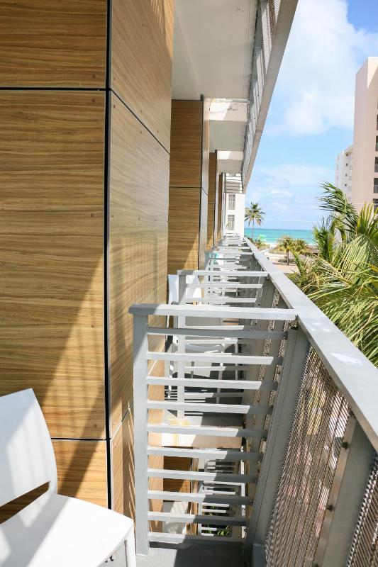 Double Room with Two Double Beds and Partial Ocean View image 4