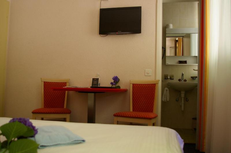 Budget Single Room image 4