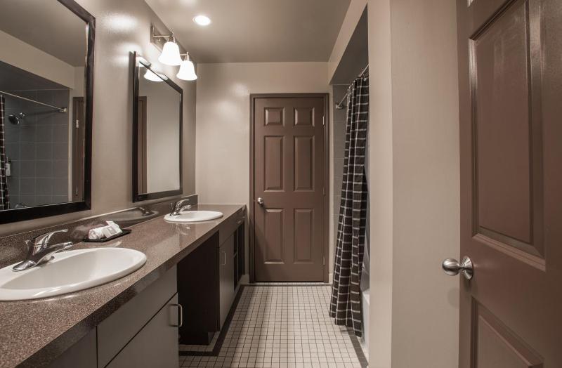 Deluxe Queen Room image 1