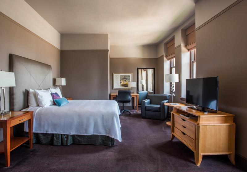 Deluxe Queen Room image 2