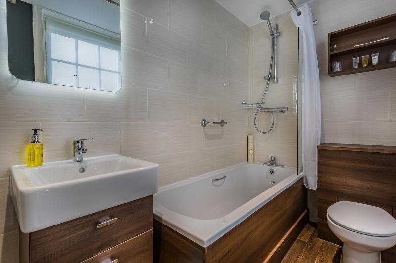 Classic Double Room image 3