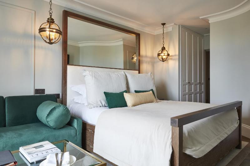 Deluxe King Room with Balcony image 1