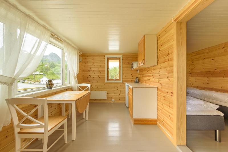 One-Bedroom Cottage with Shared Bathroom image 3