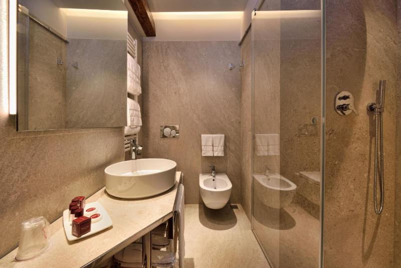 Superior Double Room with City View image 3