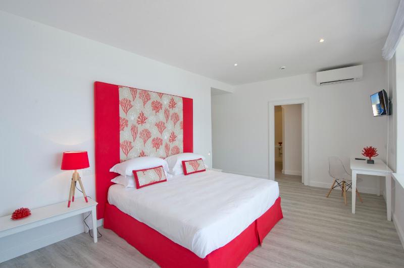 Double Room with Sea View image 4