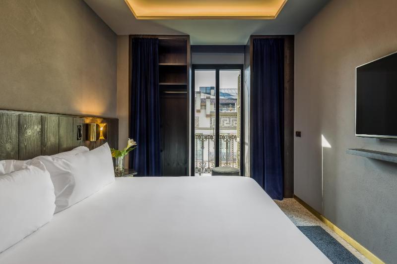 Standard Double Room with Balcony image 4