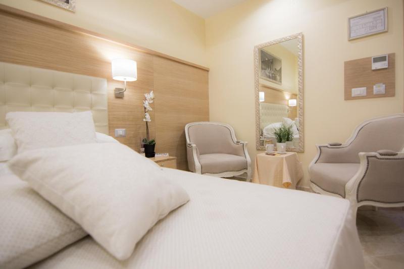 Superior Queen Room image 2