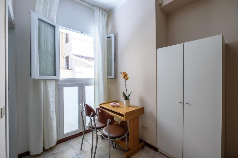 Twin Room image 3