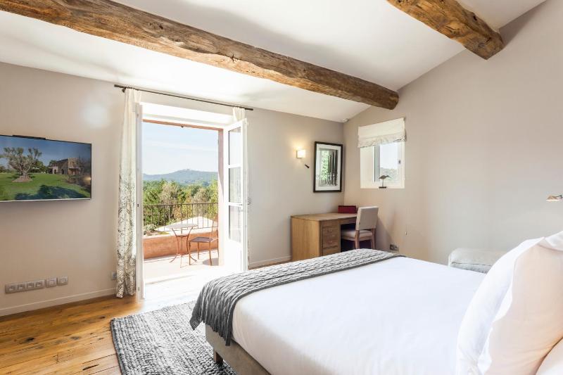 Junior Suite with Balcony image 4