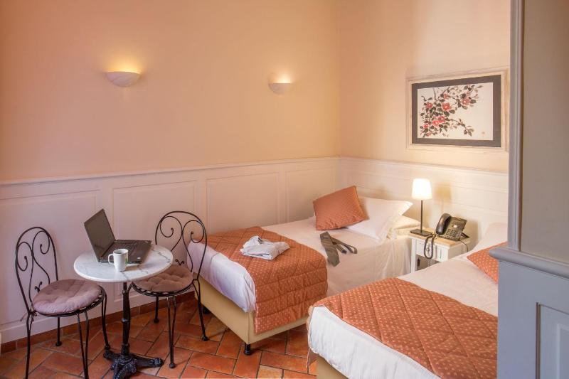 Twin Room image 4