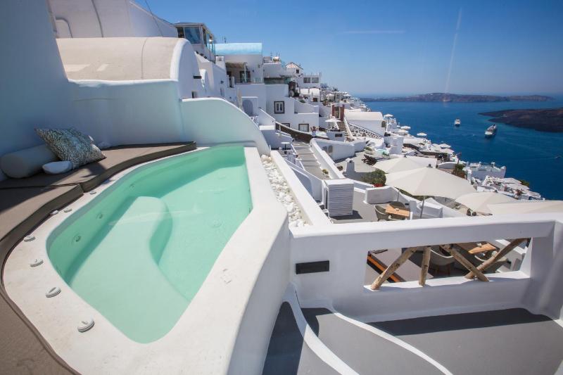 Chic Suite Outdoor Hot Tub with Caldera View image 3