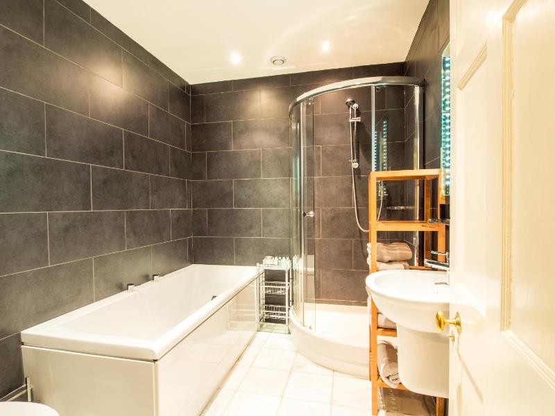Double Room with Private Bathroom image 2