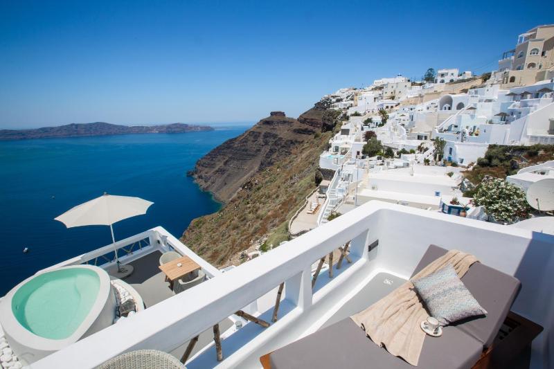 Chic Suite Outdoor Hot Tub with Caldera View image 4