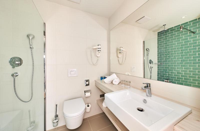 Superior Interconnecting Family Room with Balcony  image 2