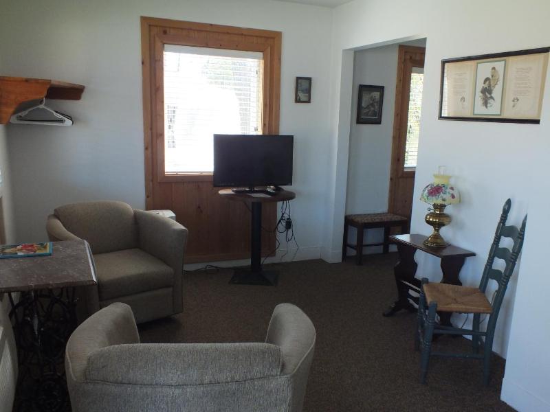 Queen Suite - Non-Smoking image 4