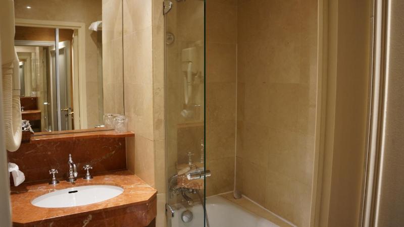 Deluxe Family Room image 2