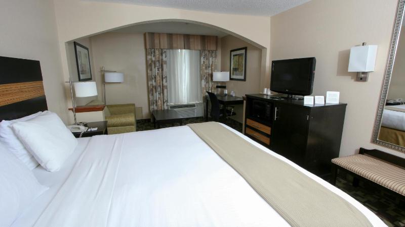 King Room with Sofa Bed - Non-Smoking image 1