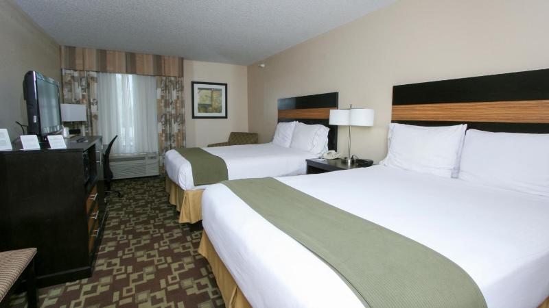 Queen Room with Two Queen Beds - Non-Smoking image 4