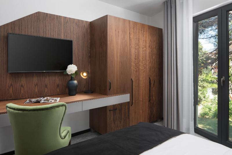 Deluxe Double Room image 2