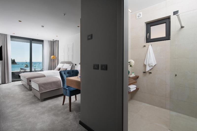 Superior Triple Room with Balcony and Sea View image 4
