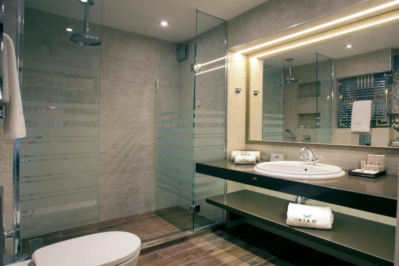 Vintage One-Bedroom Apartment image 2