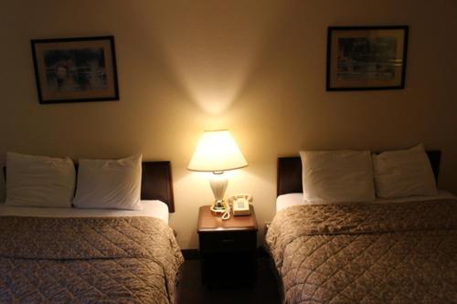 Standard Queen Room image 3