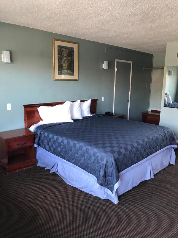 King Room - Non-Smoking image 2