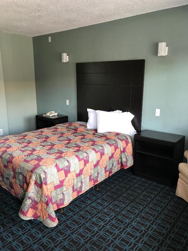 King Room - Non-Smoking image 3