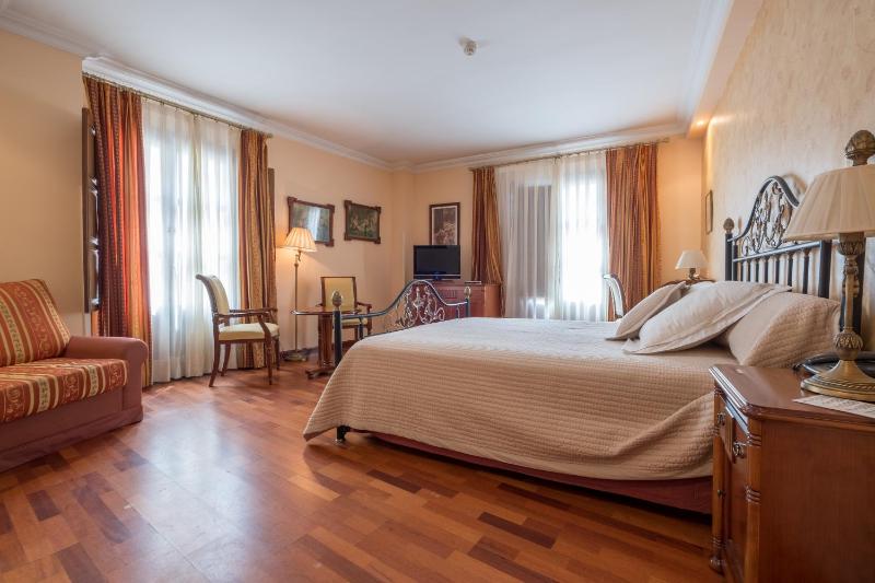 Superior Double Room with Jacuzzi image 2