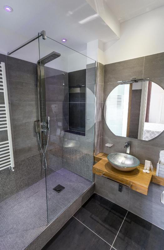 King Suite with Balcony image 4