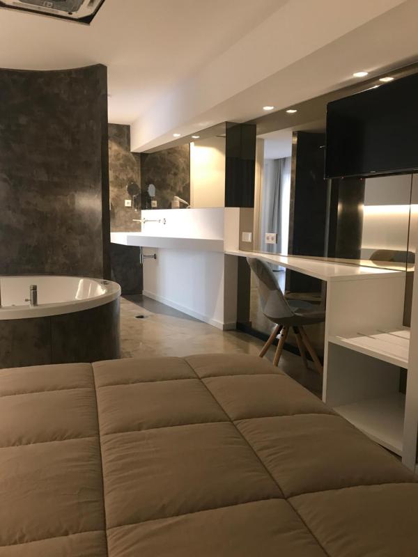 Deluxe Double Room with Spa Bath  image 3