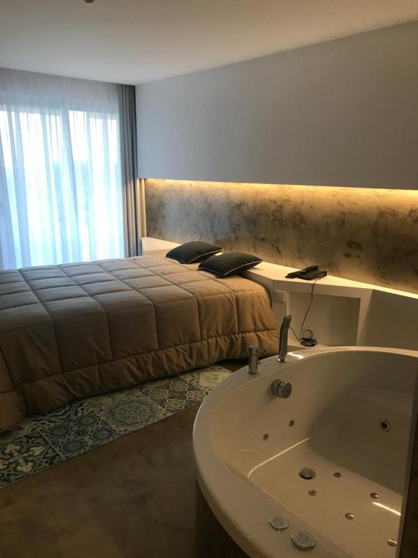 Deluxe Double Room with Spa Bath  image 4