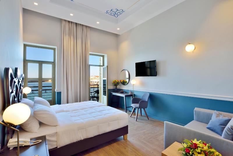 Deluxe room with sea view and balcony image 3