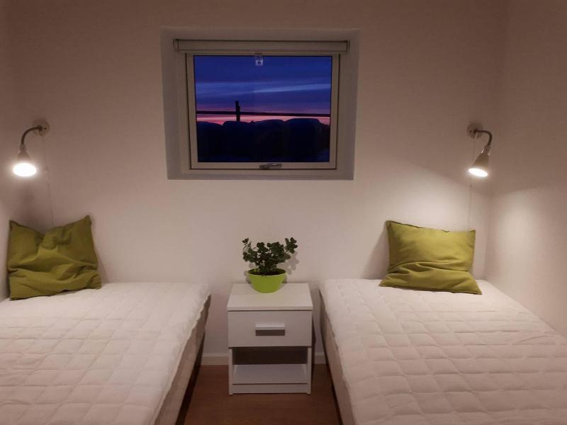 Single Room with Shared Shower and Toilet image 2