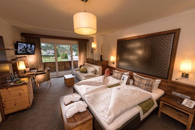 Deluxe Double Room with Balcony image 1