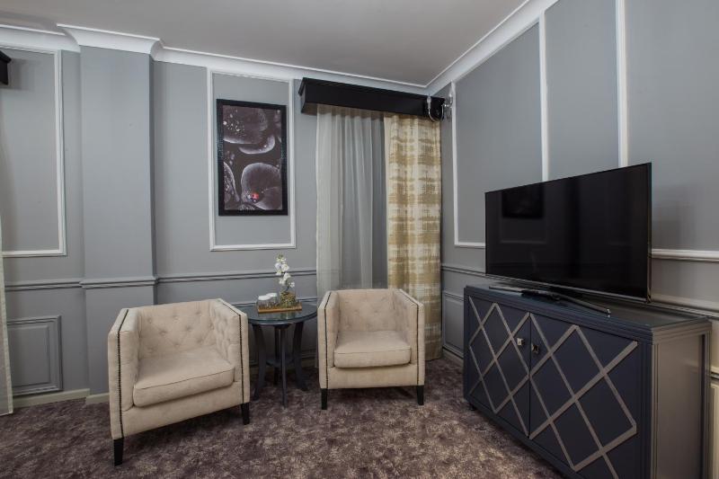 Deluxe King Room image 3
