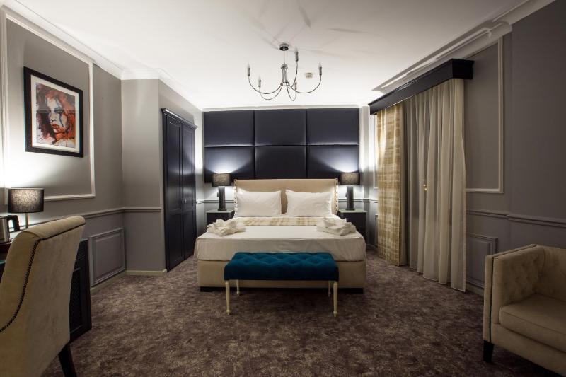 Deluxe King Room image 2
