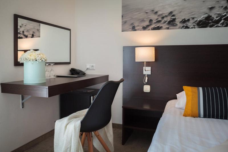 Classic Double Room with Balcony and Sea View image 4