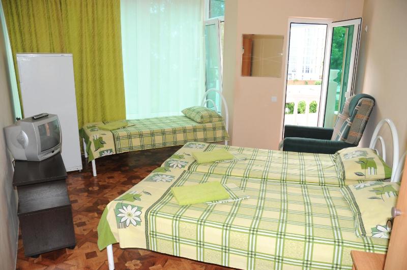 Triple Room with Shared Bathroom image 3
