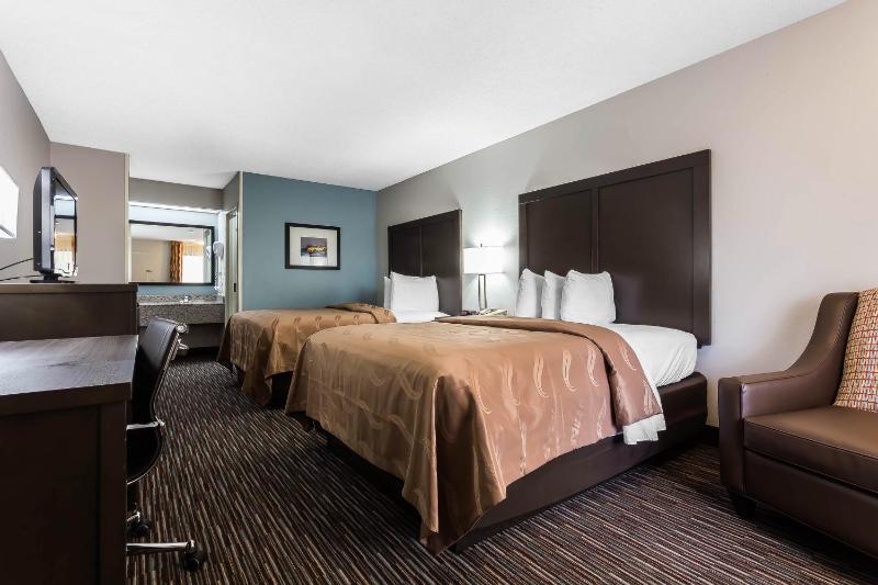 Queen Room with Two Queen Beds - Smoking image 2