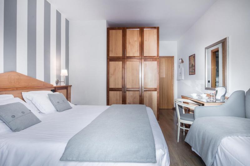 Double Room image 3